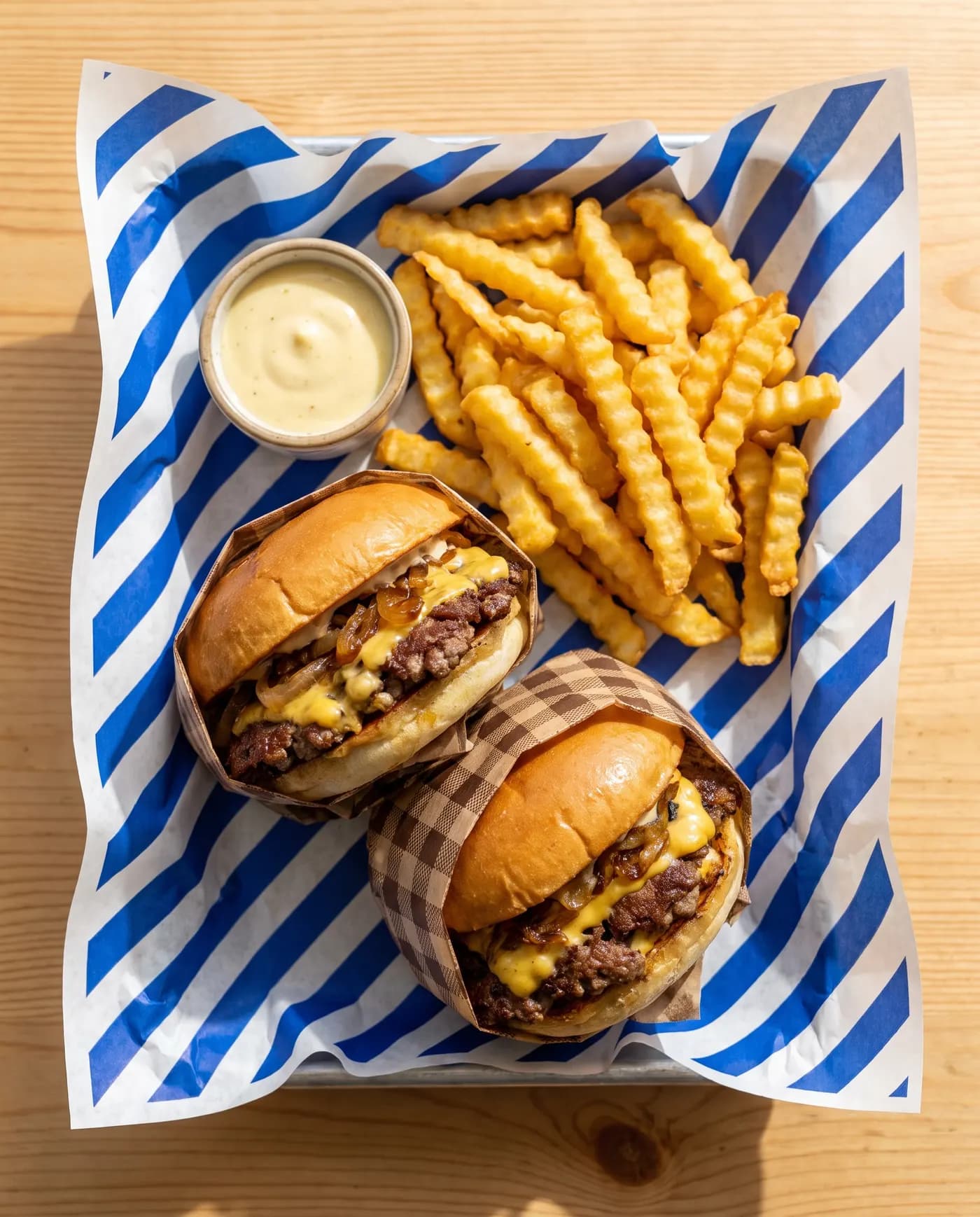 Tavă cu smash burgers și cartofi crinkle