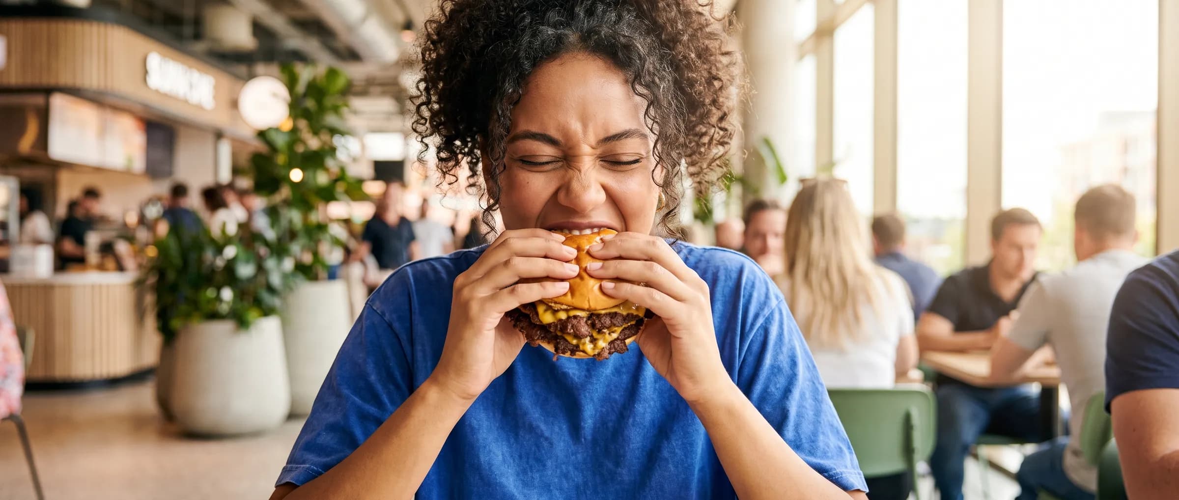 Mușcătură dintr-un dublu smash burger